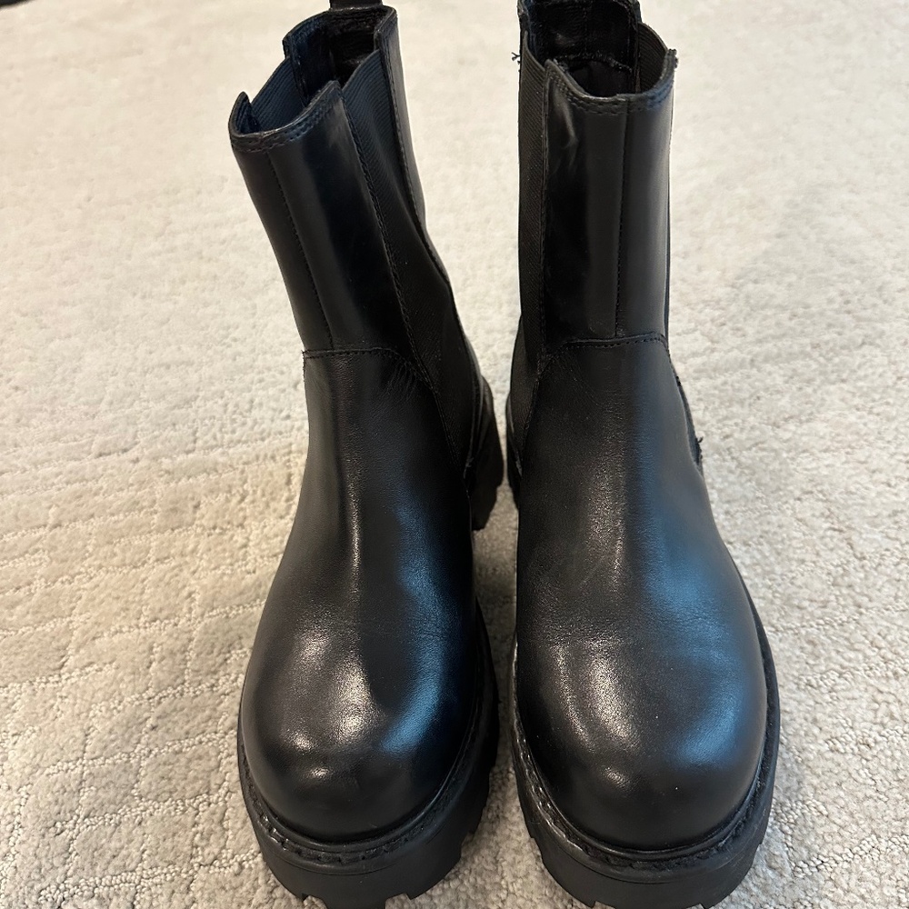 Chelsea shoes by Vagabond Shoemakers size 35